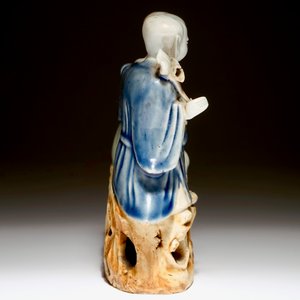 Un groupe en porcelaine de Chine des frères Hehe Erxian en céladon et bleu et blanc, Qianlong — photo 3