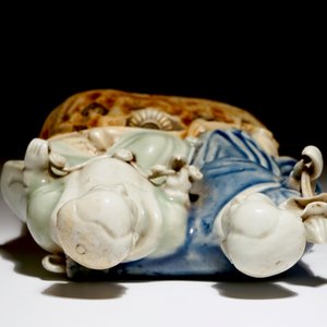 Un groupe en porcelaine de Chine des frères Hehe Erxian en céladon et bleu et blanc, Qianlong — photo 7