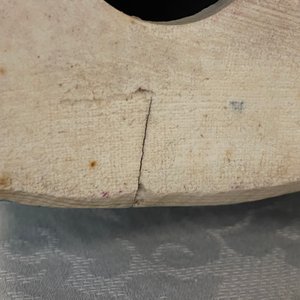 Un groupe en porcelaine de Chine famille rose figurant deux garçons avec une chauve-souris, marque en creux, République — photo 14
