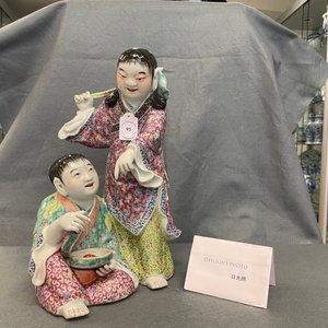 Un groupe en porcelaine de Chine famille rose figurant deux garçons avec une chauve-souris, marque en creux, République — photo 8