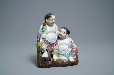 Un groupe en porcelaine de Chine famille rose figurant deux garçons, marques en creux, République