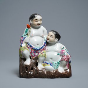 Un groupe en porcelaine de Chine famille rose figurant deux garçons, marques en creux, République — photo 2