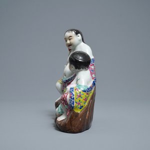 Un groupe en porcelaine de Chine famille rose figurant deux garçons, marques en creux, République — photo 5