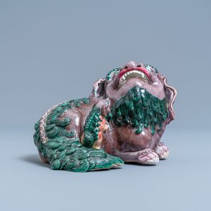 Un groupe en porcelaine de Chine figurant un lion bouddhiste et son lionceau sur socle en bois, 19ème — photo 2