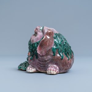 Un groupe en porcelaine de Chine figurant un lion bouddhiste et son lionceau sur socle en bois, 19ème — photo 3