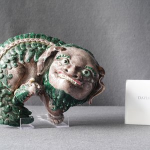 Un groupe en porcelaine de Chine figurant un lion bouddhiste et son lionceau sur socle en bois, 19ème — photo 10