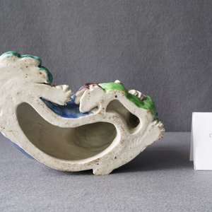 Un groupe en porcelaine de Chine figurant un lion bouddhiste et son lionceau sur socle en bois, 19ème — photo 11