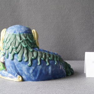 Un groupe en porcelaine de Chine figurant un lion bouddhiste et son lionceau sur socle en bois, 19ème — photo 9