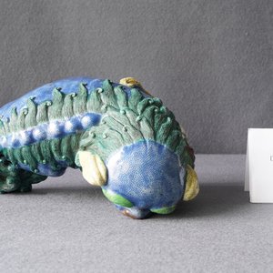 Un groupe en porcelaine de Chine figurant un lion bouddhiste et son lionceau sur socle en bois, 19ème — photo 10