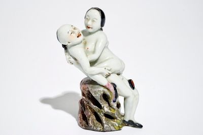 Un groupe en porcelaine de Chine polychrome à sujet érotique, 19/20ème