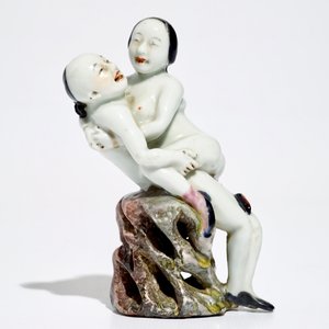 Un groupe en porcelaine de Chine polychrome à sujet érotique, 19/20ème — photo 2