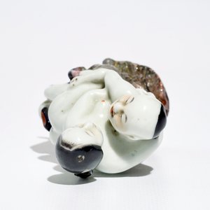 Un groupe en porcelaine de Chine polychrome à sujet érotique, 19/20ème — photo 6
