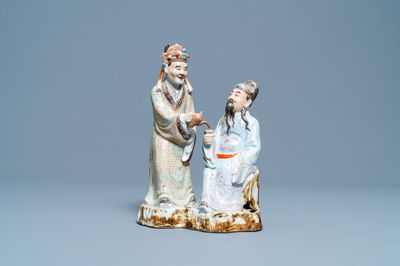 Un groupe en porcelaine de Chine polychrome figurant deux hommes, marque en creux, République