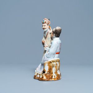 Un groupe en porcelaine de Chine polychrome figurant deux hommes, marque en creux, République — photo 5