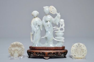 Un groupe figurant deux femmes et deux plaques ajourés en jade sculpté, 19/20ème