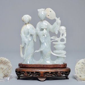 Un groupe figurant deux femmes et deux plaques ajourés en jade sculpté, 19/20ème — photo 1