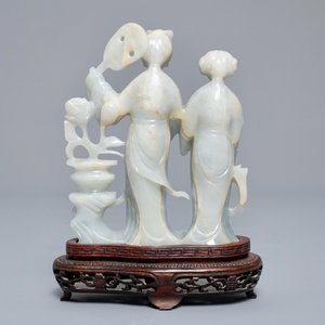 Un groupe figurant deux femmes et deux plaques ajourés en jade sculpté, 19/20ème — photo 4
