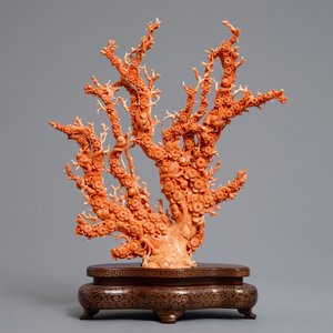 Un groupe figurant un arbre aux oiseaux en corail rouge sculpté sur socle incrusté, Chine, 19/20ème — photo 2