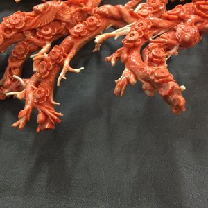 Un groupe figurant un arbre aux oiseaux en corail rouge sculpté sur socle incrusté, Chine, 19/20ème — photo 9