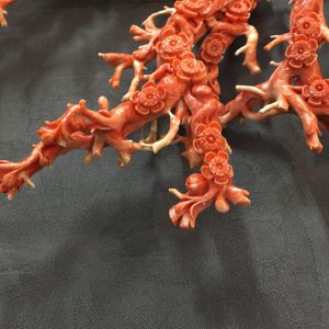 Un groupe figurant un arbre aux oiseaux en corail rouge sculpté sur socle incrusté, Chine, 19/20ème — photo 10