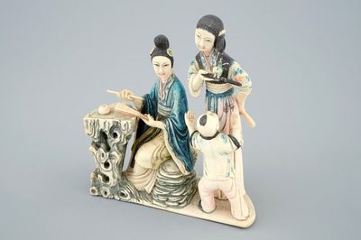 Un groupe polychrome en ivoire sculpté de femmes avec un enfant, 19/20ème