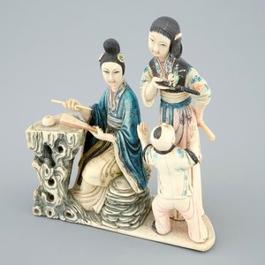 Un groupe polychrome en ivoire sculpté de femmes avec un enfant, 19/20ème — photo 1