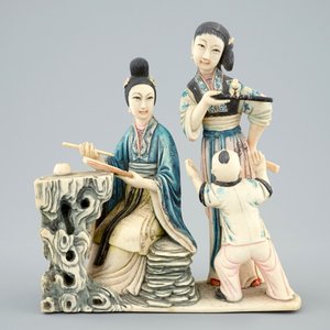 Un groupe polychrome en ivoire sculpté de femmes avec un enfant, 19/20ème — photo 2