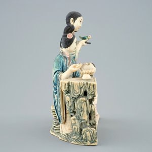 Un groupe polychrome en ivoire sculpté de femmes avec un enfant, 19/20ème — photo 3