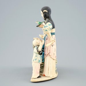 Un groupe polychrome en ivoire sculpté de femmes avec un enfant, 19/20ème — photo 5