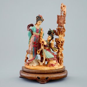 Un groupe polychrome en ivoire sculpté sur socle en bois, 19ème — photo 2