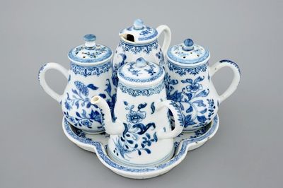 Un huilier et vinaigrier en porcelaine de Chine bleu et blanc d'export, Qianlong, 18ème