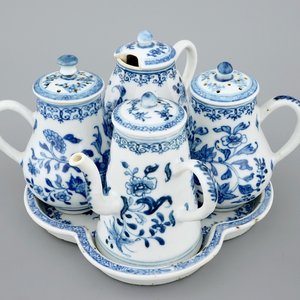 Un huilier et vinaigrier en porcelaine de Chine bleu et blanc d'export, Qianlong, 18ème — photo 1