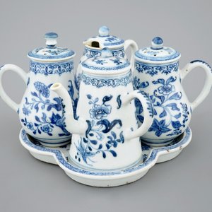 Un huilier et vinaigrier en porcelaine de Chine bleu et blanc d'export, Qianlong, 18ème — photo 2
