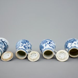 Un huilier et vinaigrier en porcelaine de Chine bleu et blanc d'export, Qianlong, 18ème — photo 9