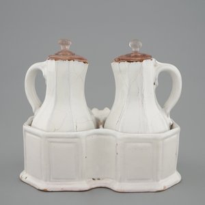 Un huilier-vinaigrier en faïence blanche de Delft, 18ème — photo 2