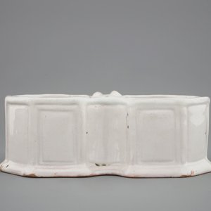 Un huilier-vinaigrier en faïence blanche de Delft, 18ème — photo 6