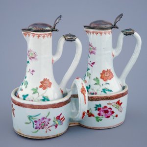 Un huilier-vinaigrier en porcelaine de Chine famille rose monté d'étain, Qianlong, 18ème — photo 1