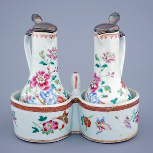 Un huilier-vinaigrier en porcelaine de Chine famille rose monté d'étain, Qianlong, 18ème — photo 2