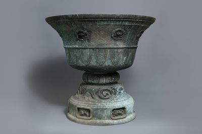 Un important brûleur d'encens de temple en bronze, Japon, Momoyama ou Edo, 16/17ème