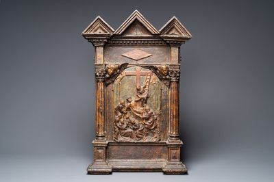 Un important retable figurant la 'Descente de croix' en bois sculpté et terre cuite polychromé, Italie, 1ère moitié du 16ème