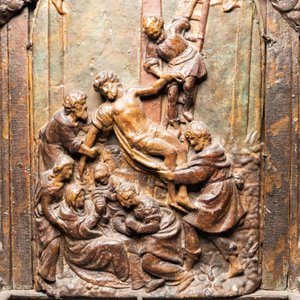 Un important retable figurant la 'Descente de croix' en bois sculpté et terre cuite polychromé, Italie, 1ère moitié du 16ème — photo 5