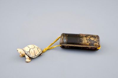 Un inro en laque avec netsuke en forme de tortue en ivoire sculpté, Japon, Meiji, 19ème