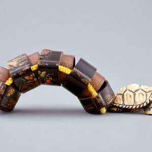 Un inro en laque avec netsuke en forme de tortue en ivoire sculpté, Japon, Meiji, 19ème — photo 8