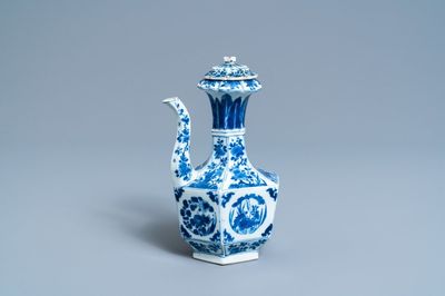 Un kendi de forme octagonale en porcelaine de Chine en bleu et blanc, Kangxi