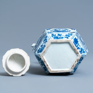 Un kendi de forme octagonale en porcelaine de Chine en bleu et blanc, Kangxi — photo 7