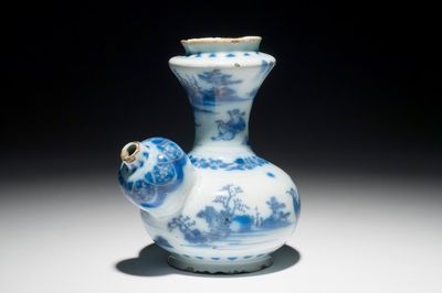 Un kendi en faïence de Delft bleu et blanc, 2ème moitié du 17ème