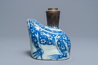 Un kendi en forme de grenouille en porcelaine de Chine bleu et blanc à monture islamique, Wanli