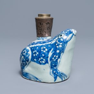 Un kendi en forme de grenouille en porcelaine de Chine bleu et blanc à monture islamique, Wanli — photo 3