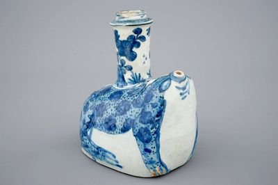 Un kendi en forme de grenouille en porcelaine de Chine bleu et blanc, Wanli, 1573-1619