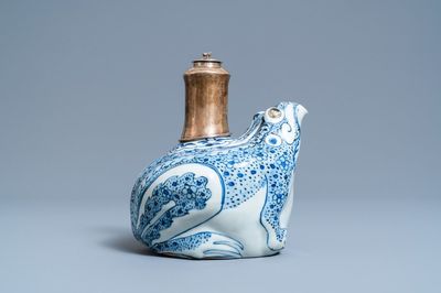 Un kendi en forme de grenouille en porcelaine de Chine en bleu et blanc à monture en argent, Wanli